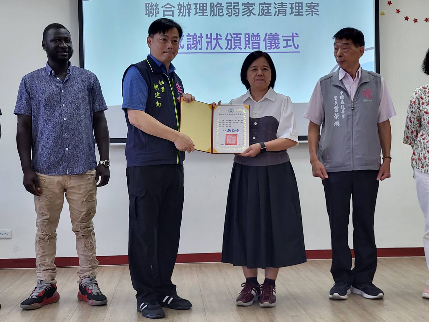 桃市府聯手甘比亞志工清出近7公噸垃圾 共同改善中壢囤積資收戶居家環境 (1).jpg